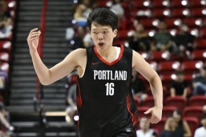 九游登录入口-举火烧天单臂劈扣！杨瀚森和队友的挡拆顺下来了！ ​​​